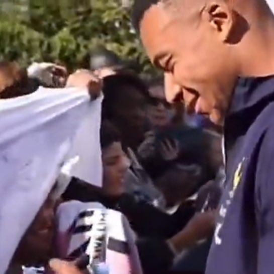 🗣️ Fan to Mbappé: “Is Vinicius Jr. nice?”

🗣️ Kylian Mbappé: “Very nice, very nice.”