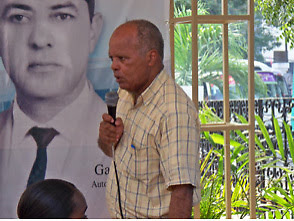 A mi padre, en su cumpleaños eterno

Hoy cumplirías setenta y seis,
y aunque tu ausencia pesa como hierro,
tu presencia sigue viva en cada paso,
en cada consejo que escucho en silencio.

El Maestro Génove Gneco,
nombre de sabiduría y humildad,
hombre grande no por riquezas,
sino