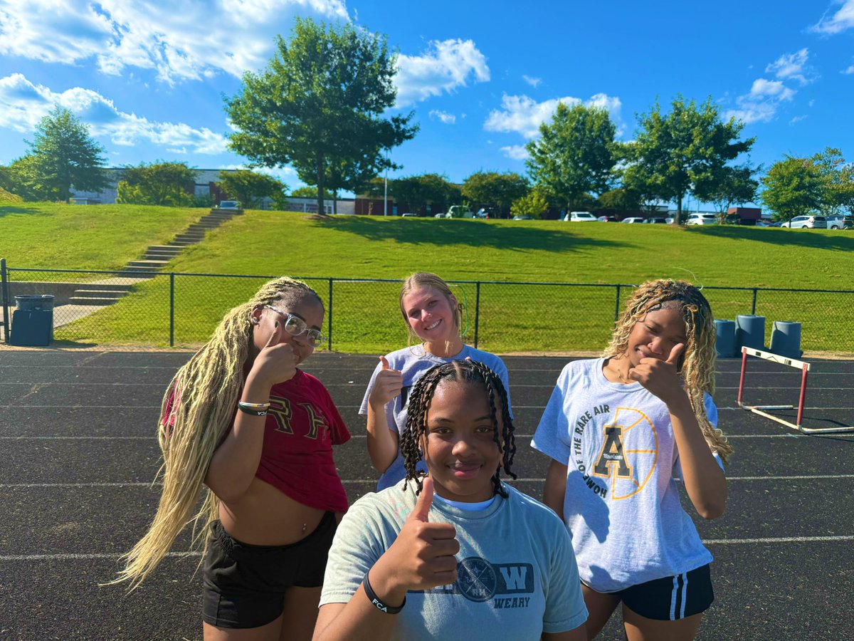 Me and <a href="/Annawallace_5/">Anna Willamson</a>  on the track with our juniors!!
#seasonotw
#BuiltDifferent