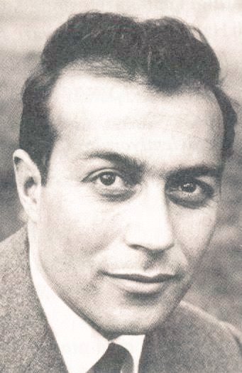 [Cemal Süreya, ilk şiiri "Şarkısı Beyaz"ın neresini beğenmedi de hiçbir kitabına almadı acaba?]

"Ayıcılar geçti, mağlup insanlar geçti
Rüyalar darmadağındı 
Şarkısı-beyaz
Sonra dalgalar geldi dile
Sonra bir mavilik aldı her yerimizi;
Nasıl hatırlıyorsan dünyayı
öyle…"