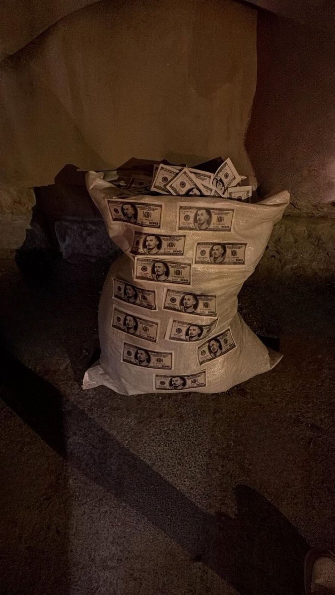 🚨 Trabzonspor taraftarı, Riva'da milli takım tesislerine üzerinde Uğurcan Çakır'ın bulunduğu dolarlar bıraktı.