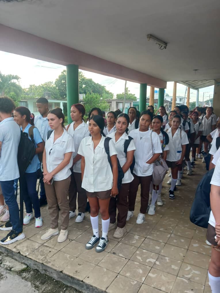 Feem_mayabe's tweet photo. Las instituciones educativas de la #FEEMMayabeque 🏫 recibieron con júbilo el inicio del curso escolar 2025-2026 🤓.
Aseguraron su compromiso ✏️ para dar lo mejor de sí, junto al estudio📚, las amistades y el esfuerzo, logrando las metas propuestas 😃.
#JuntosPorMayabeque https://t.co/yntfmCgDCp