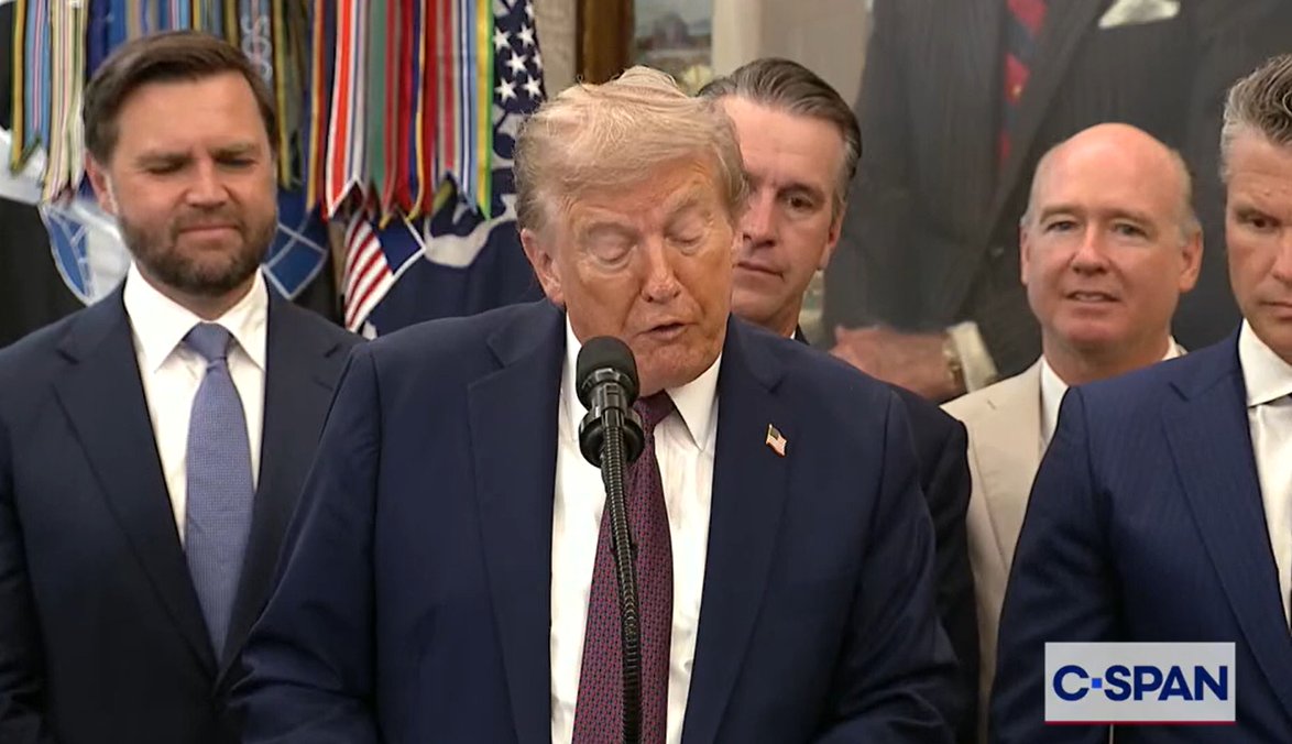 im__Arshu's tweet image. Breaking: President Trump is addressing the nation from the Oval Office right now. 

The White House confirms TRUMP IS ALIVE amid #trumpdead rumors. 

#OvalOffice #TrumpAlive #Trump