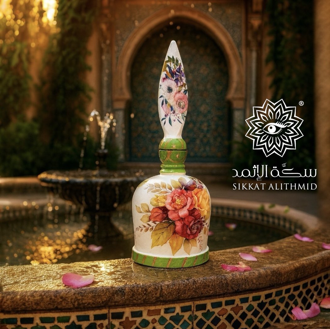 في فناء قديم تزيّنه النوافير وأصوات المياه العذبة، كانت شابة إيرانية تزيّن بيديها قطعة خشبية أنيقة.
جلست تحت ضوء الغروب، ترسم بفرشاة صغيرة ورودًا متفتحة على جسد المكحلة… وكأنها تروي قصة حدائق أصفهان العابقة بالعطر.
ابتسمت وهي تهمس: لكل زهرة لون، ولكل مكحلة قصة … وهذه القصة