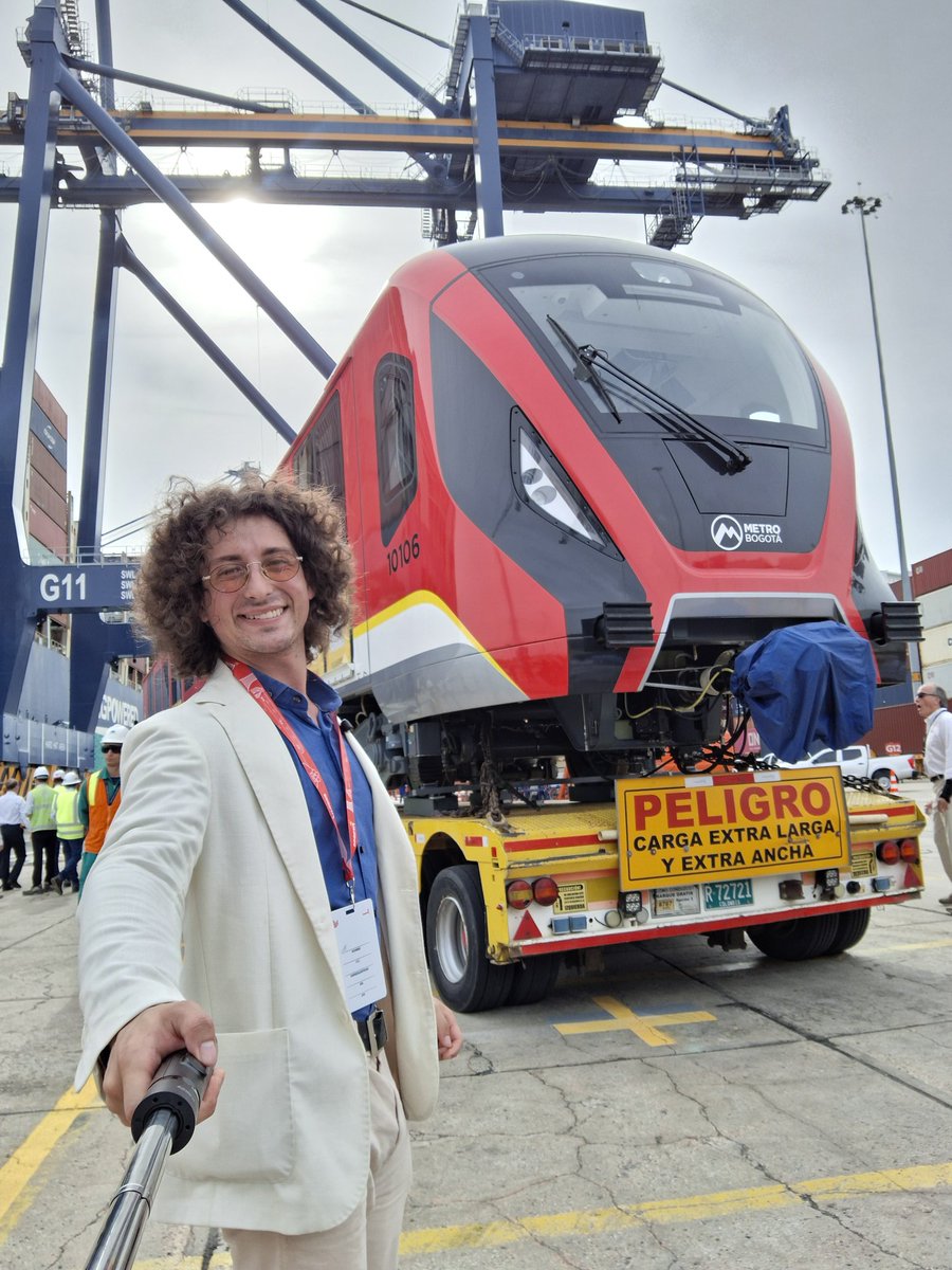 Munir Cardenas Kadamani (@munircardenas) on Twitter photo Así se siente la historia en construcción: junto al primer Tren del Metro de Bogotá desde el Puerto de Cartagena.
!Este si es una maquina real, no como el tren de cartón de <a href="/petrogustavo/">Gustavo Petro</a>¡ Así se siente la historia en construcción: junto al primer Tren del Metro de Bogotá desde el Puerto de Cartagena.
!Este si es una maquina real, no como el tren de cartón de <a href="/petrogustavo/">Gustavo Petro</a>¡