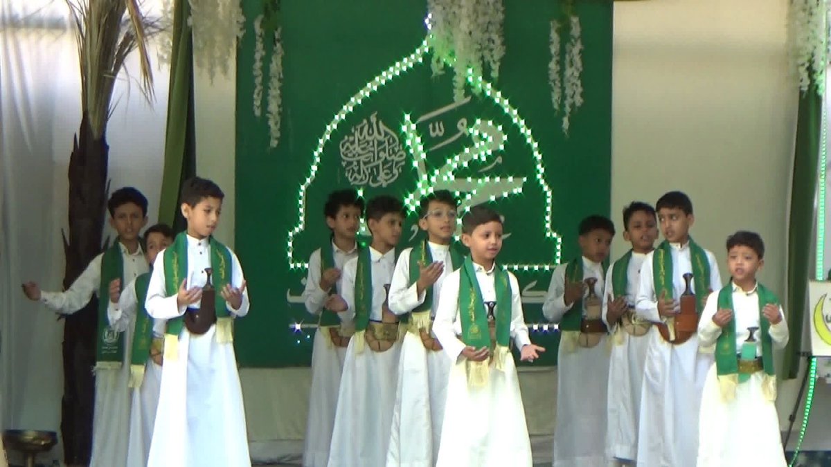 تتواصل الفعاليات بمدارس مديرية السبعين الحكومية والأهلية حيث نظمت مدارس السبعين الحديثة بمديرية السبعين صباح اليوم فعالية ثقافية وطلابية مميزة إحتفاء بذكرى المولد النبوي الشريف للعام الهجري 1447ھ .