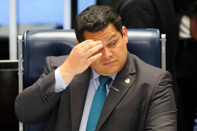 Esse cara esta na cadeira de PRESIDENTE DO SENADO para que?