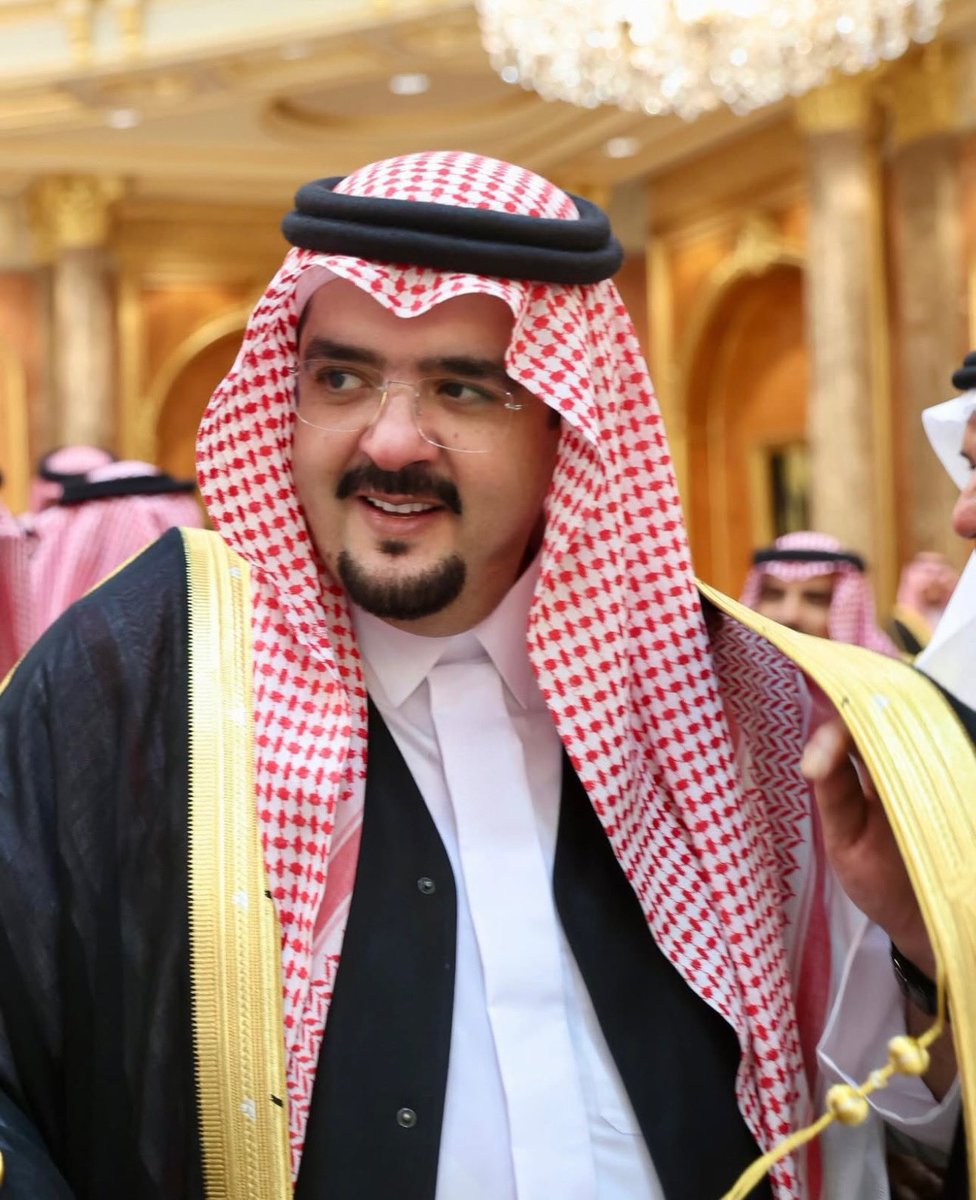 #عبدالعزيز_بن_فهد

منشغل بالي ،، والد العين فيه
ولاغرابه ،، كان فكري حيّره

اتكابر حاجتي قدام اجيه
كيف لاجيته تصير صغيّره
