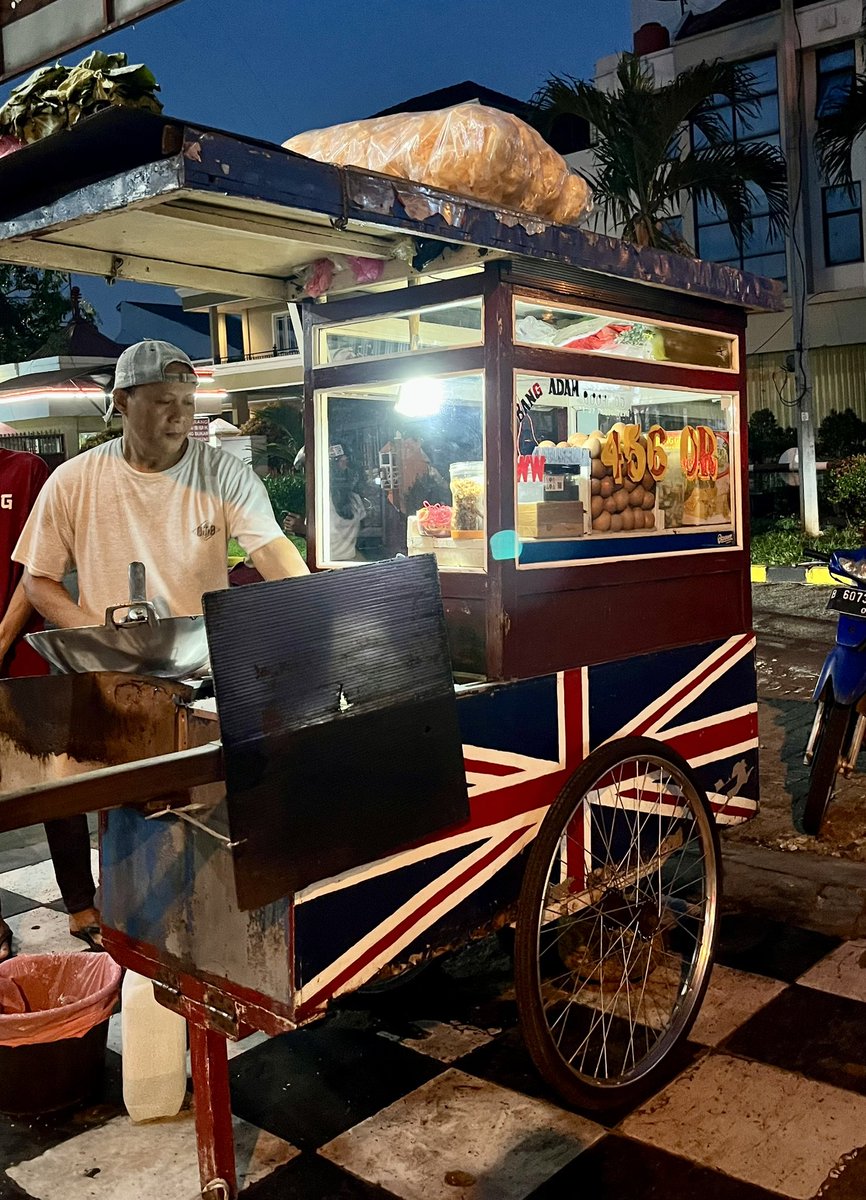 ‘Bagai jutaan serigala
Menyerbu kota besar
Tempat asal adalah neraka’

(Bunga Trotoar; SWAMI, 1989)