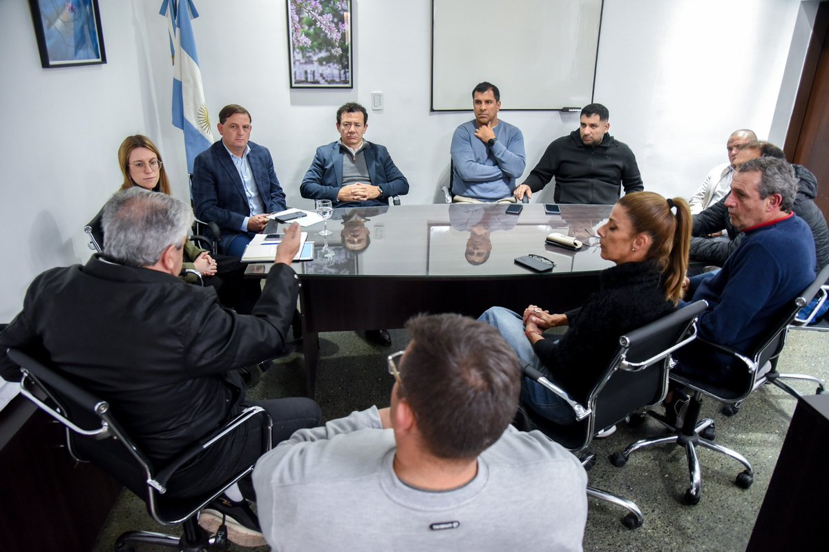 La secretaria de Gobierno <a href="/CamiGiuliano/">Camila Giuliano</a> y el secretario de Movilidad Urbana, <a href="/NievaBenjaminOK/">Benjamín Nieva</a> recibieron a los representantes de la Asociación de Empresarios del Transporte Automotor de Tucumán (AETAT), en el marco del diálogo constante con los distintos actores del sistema.