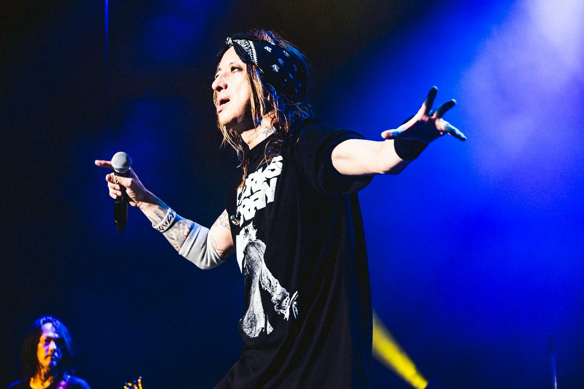 黒夢、10年ぶりの熱狂ライブツアー 『黒夢 Zepp TOUR CORKSCREW 2025