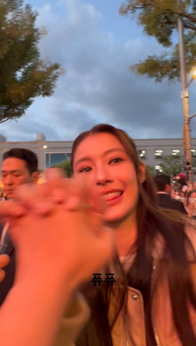 평생 손 안 씻을라했는데 아침에 일어나서 꿈인줄 알고 씻어버렸잖아..근데 딴이 손 진짜 새삼 크고 길쭉하더라 

NAMTAN MCM HAUS 
#MCMinSeoulxNamtan 
#NamtanTipnaree