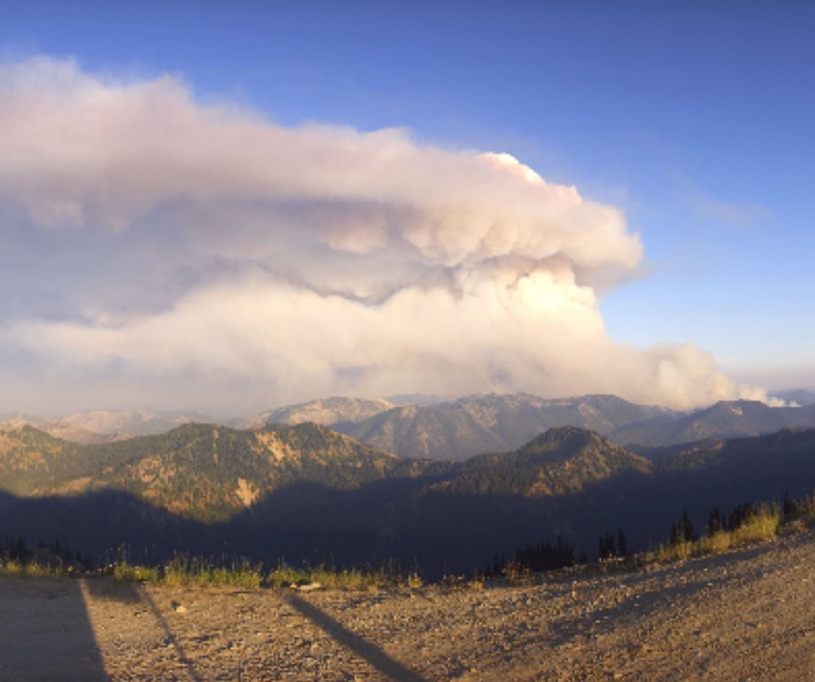 The_Weatherman2's tweet image. Sobering view from the Crystal Mountain summit webcam at 7:10 PM Tuesday, as the #WildcatFire explodes with a pyrocumulus cloud and has now grown to 2,200 acres, an increase of 1,000 acres since Monday. #wawx