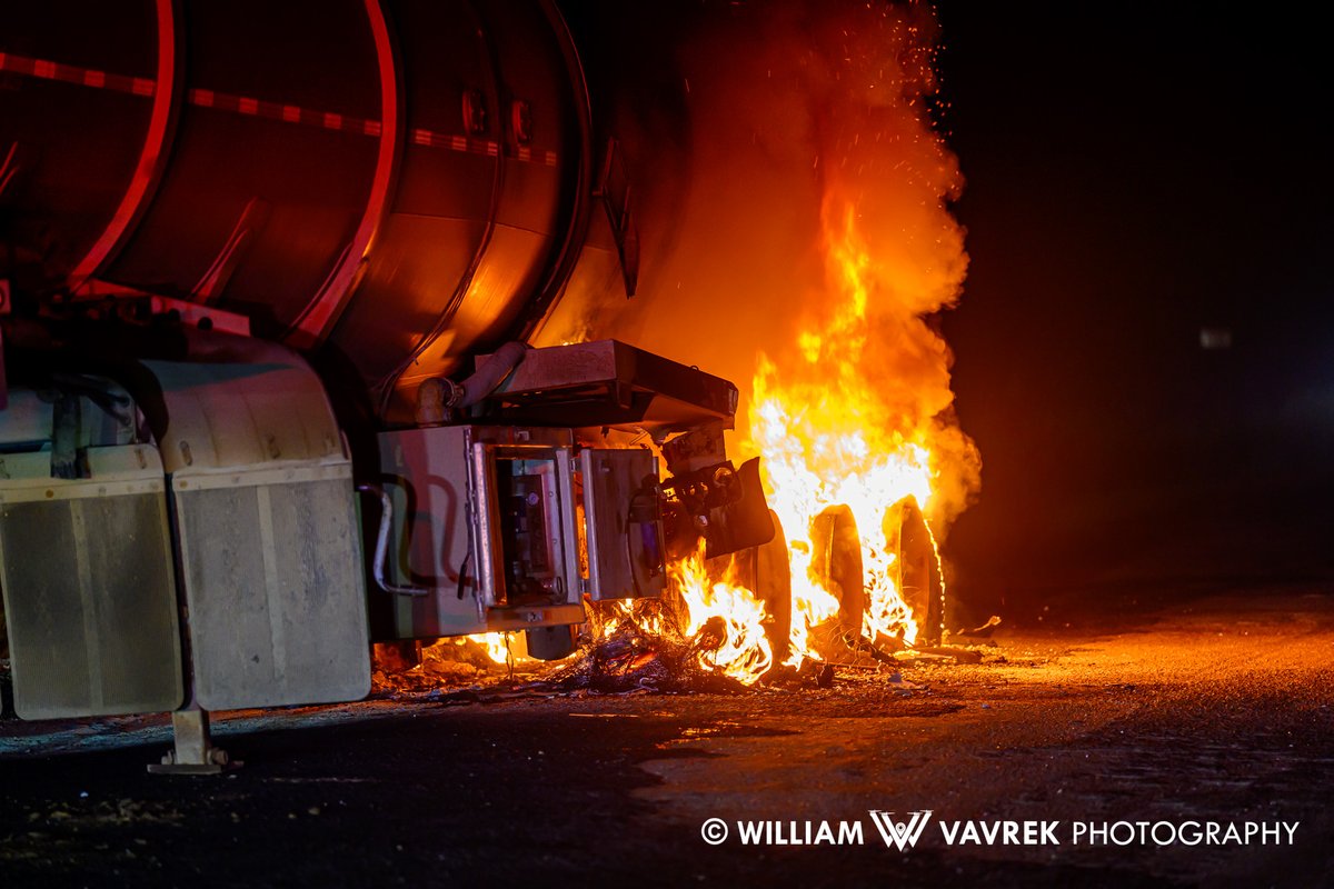 williamvavrek's tweet photo. Semi Fire - KM 7-55 Weyerhaeuser North Road - Grovedale, AB - 11:46 PM Monday Night #gpab #grovedale https://t.co/hQTjLtZphV