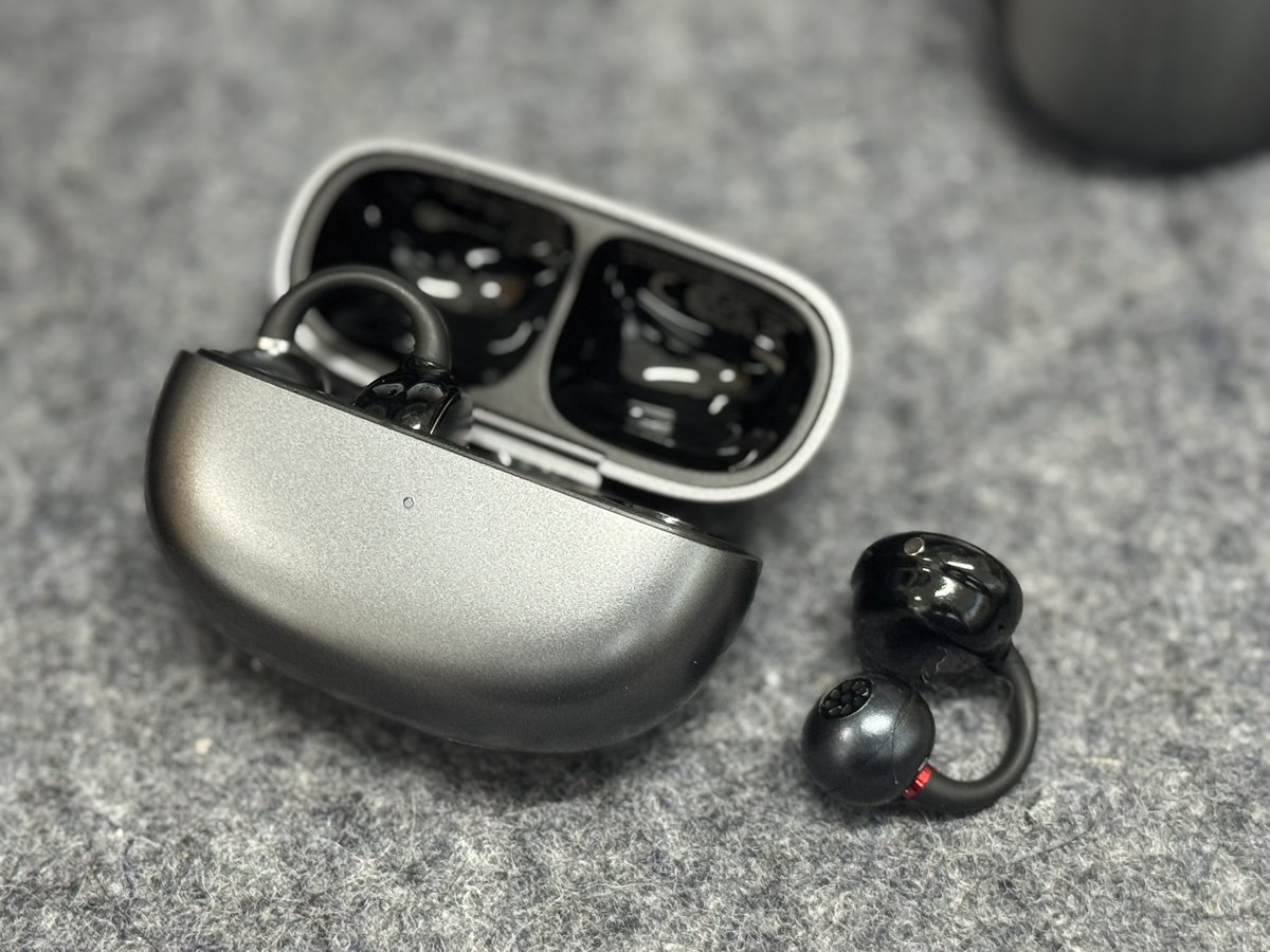 komutsun2's tweet image. デスクでEarfun Clip使わせていただいてます
他社のイヤーカフ型もありますが、誤操作の少ない物理ボタンが使いやすく便利で、軽いので長時間着けていても痛くなりにくい
非常に重宝してます！
#EarFunの秋