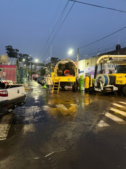 GobCDMX's tweet image. 🌧️🦺 Derivado de la lluvia registrada durante la tarde y noche de hoy, 2 de septiembre de 2025, mantenemos activo el protocolo #Tlaloque. 💪🏻✨

☝🏻🌆 Hemos desplegado personal especializados de la @SSC_CDMX, @SGIRPC_CDMX, @SEGIAGUA y @Bomberos_CDMX en los diversos puntos