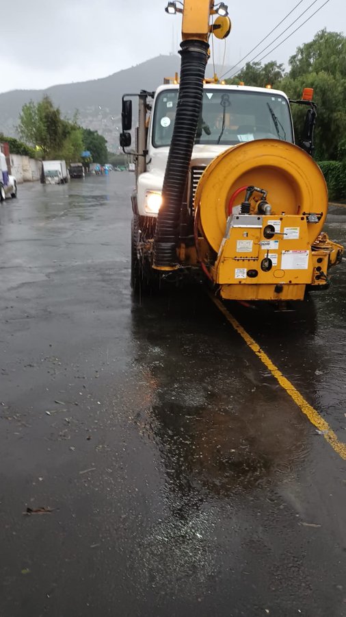 GobCDMX's tweet image. 🌧️🦺 Derivado de la lluvia registrada durante la tarde y noche de hoy, 2 de septiembre de 2025, mantenemos activo el protocolo #Tlaloque. 💪🏻✨

☝🏻🌆 Hemos desplegado personal especializados de la @SSC_CDMX, @SGIRPC_CDMX, @SEGIAGUA y @Bomberos_CDMX en los diversos puntos