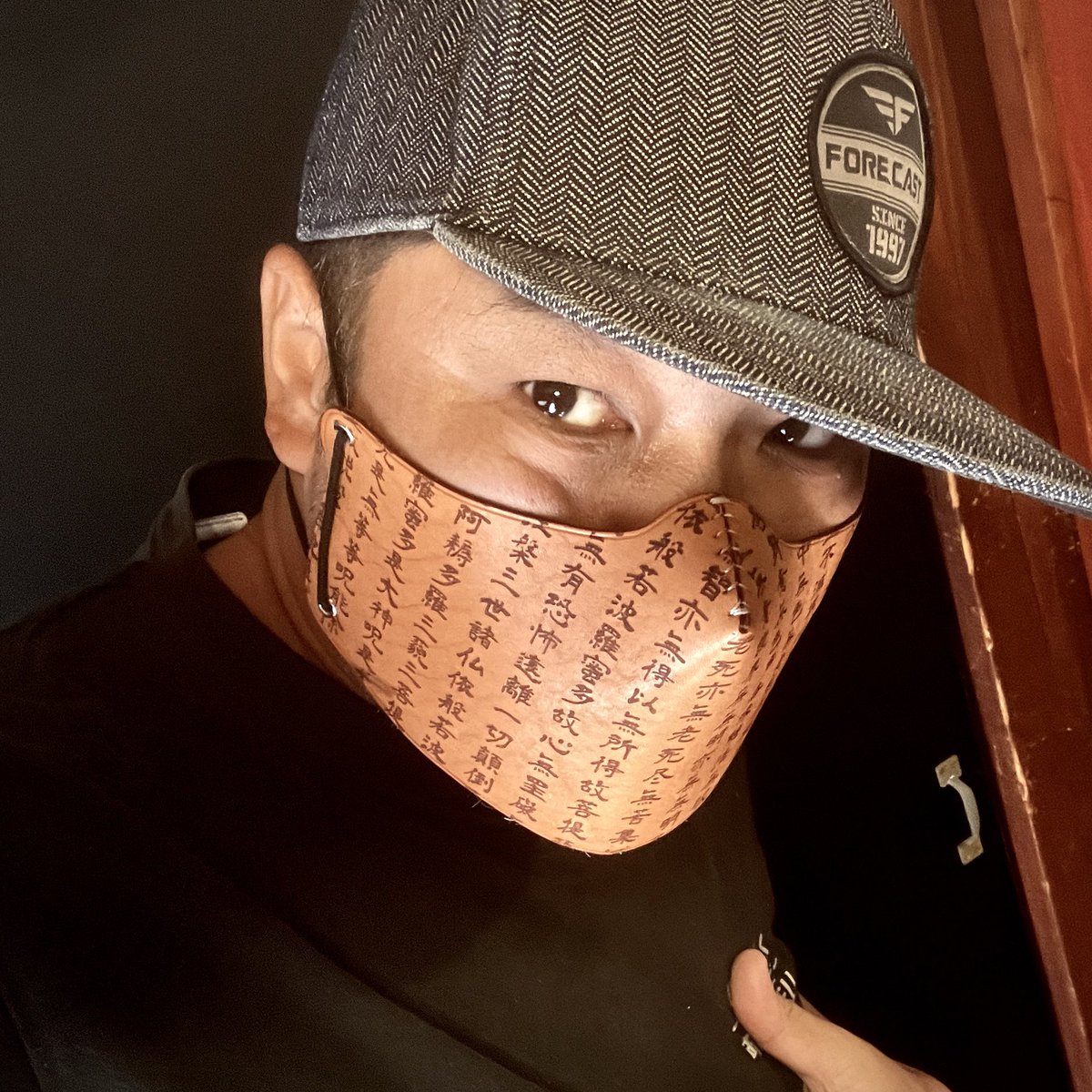 昔作った般若心経レザーマスクが焼けてきて雰囲気出てきた。
普通にカッコいい。
