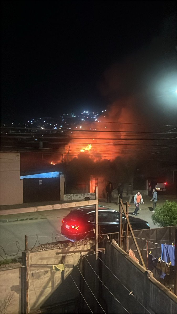🔴 AHORA Bomberos #SanAntonio Trabaja en Incendio estructural Capolican con Miraflores  Sector placilla 

maps.app.goo.gl/wSxwKz1NPtevuD…