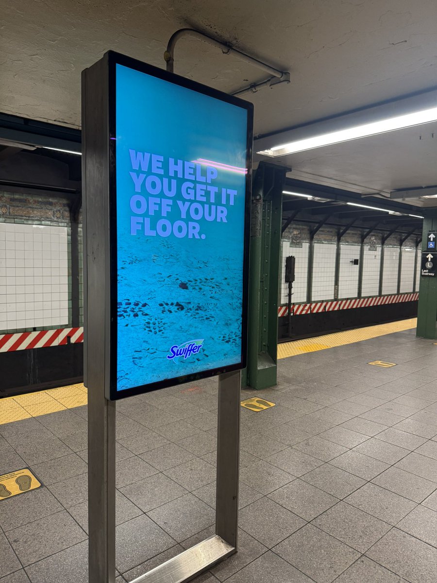 Mykey915's tweet photo. Hey @mta how about you place the wait time of the next train on the bottom or top of the ads. Or is this just a digital billboard? https://t.co/s5EbR0xLxv