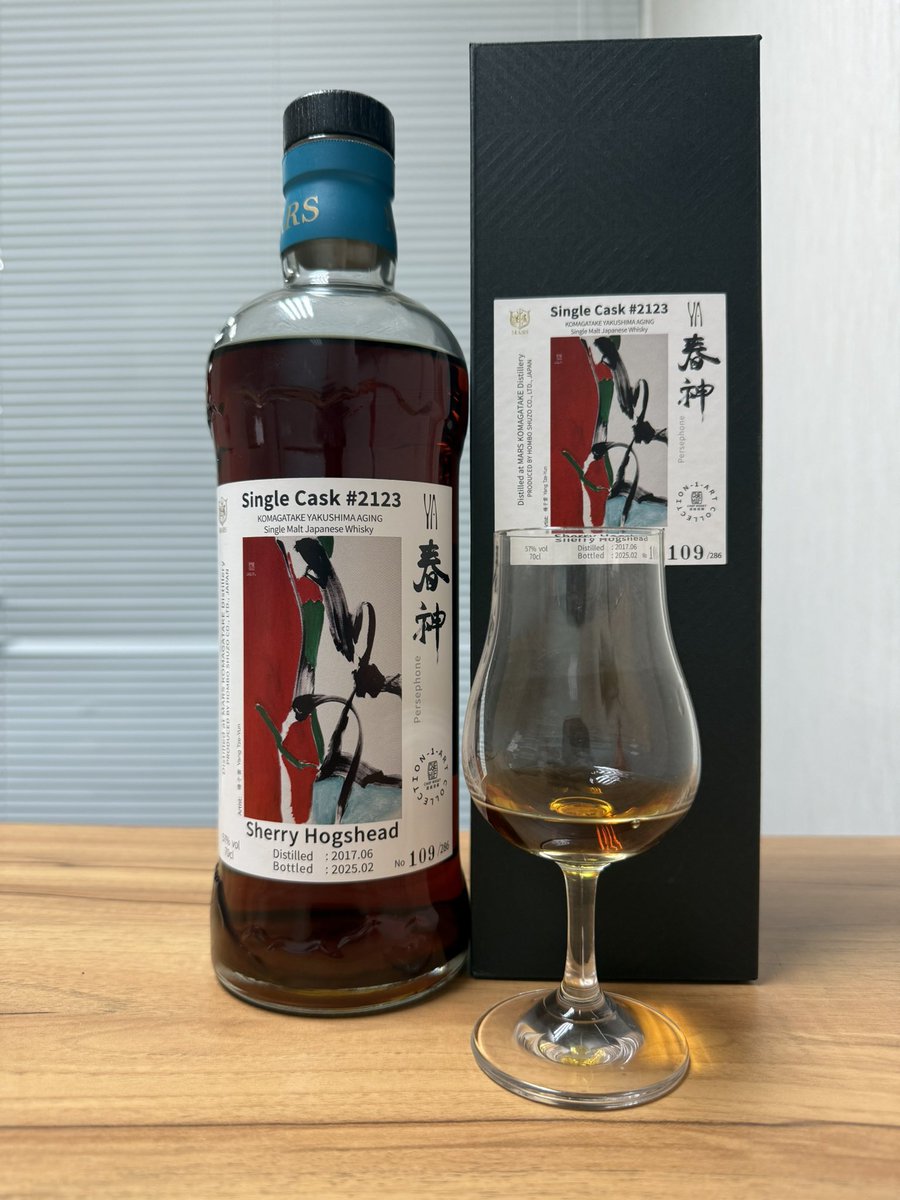 本日の社内飲酒は駒ヶ岳のシングルカスク。開栓3ヶ月記念でシェリーの苦味が少しまろやかに、相変わらずプラムと酸味が強く、後味にミントやハーブ系の余韻も悪くない。これは大切に飲んでいきたいと思う。