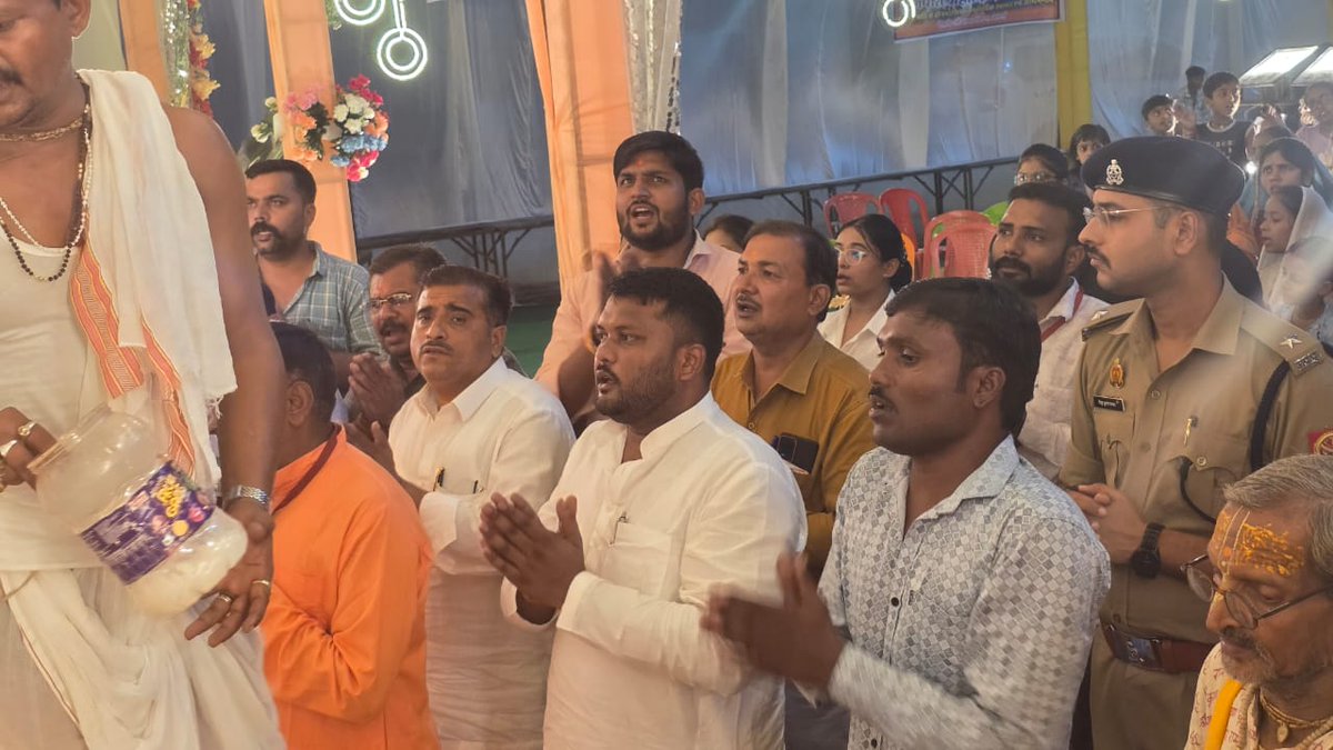 Ravimis6447's tweet photo. आज अपनी विधानसभा क्षेत्र नरैनी234 अन्तर्गत कस्बा अतर्रा के स्टेशन परिसर में विराजमान गजानन महाराज प्रभु श्री गणपति बप्पा के दिव्य दर्शन एवं सायं कालीन भव्य आरती करने का परम् सौभाग्य मिला इस विशेष अवसर पर मन में नई ऊर्जा और सकारात्मकता का संचार  प्राप्त हुआ https://t.co/ghz9jOTKEN