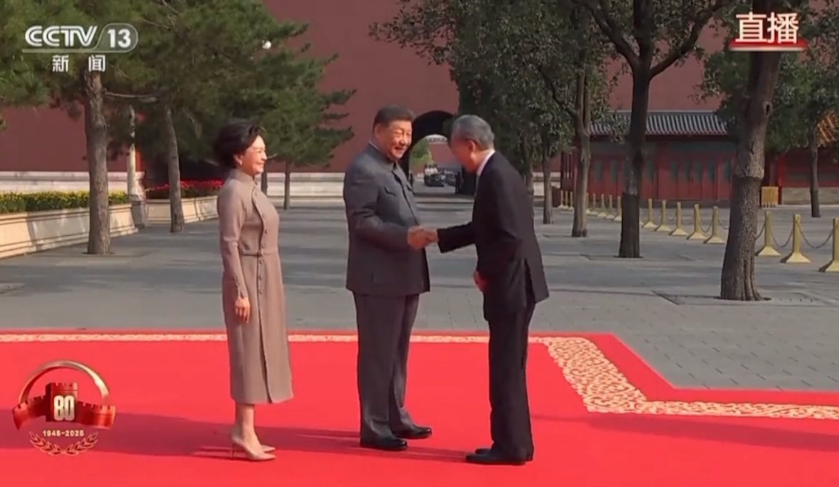 9月3日、日本の元首相が習近平夫妻の前で深々と頭を下げる姿。
中国では「日本代表が共産党に敗北を認め、媚びへつらった証拠」として喧伝される。

鳩山由紀夫の行動は、国家的な損失そのもの。