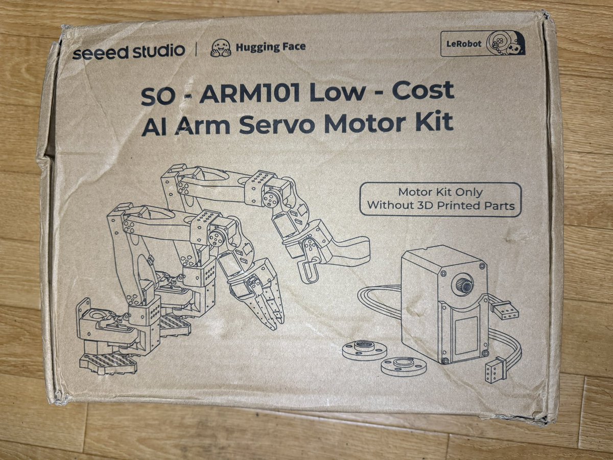 woheso's tweet photo. 届いた！
先日のAliExpressのセールで注文した #LeRobot SO-ARM101 Kitです。
セールでの割引きとクーポンで、ずいぶん安くなったんですが、梱包はビニール袋に入れられただけだったので箱はボロボロです😅️
3Dプリントパーツは現在出力中です。
#seeed https://t.co/S44X2JMPwc