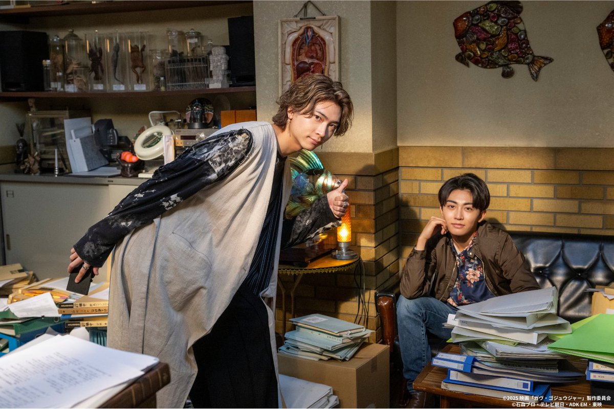 #映画ガヴ 𝗔𝗟𝗕𝗨𝗠 📷꙳
═══════════

キメてる #日野友輔 のもとに現れたのは
この人...！#庄司浩平！
仲良し2人のオフショットをお届け☺︎

間も無く上映終了してしまう
#映画ガヴゴジュウジャー 😭
駆け込み鑑賞大歓迎🎉
劇場でお待ちしています！