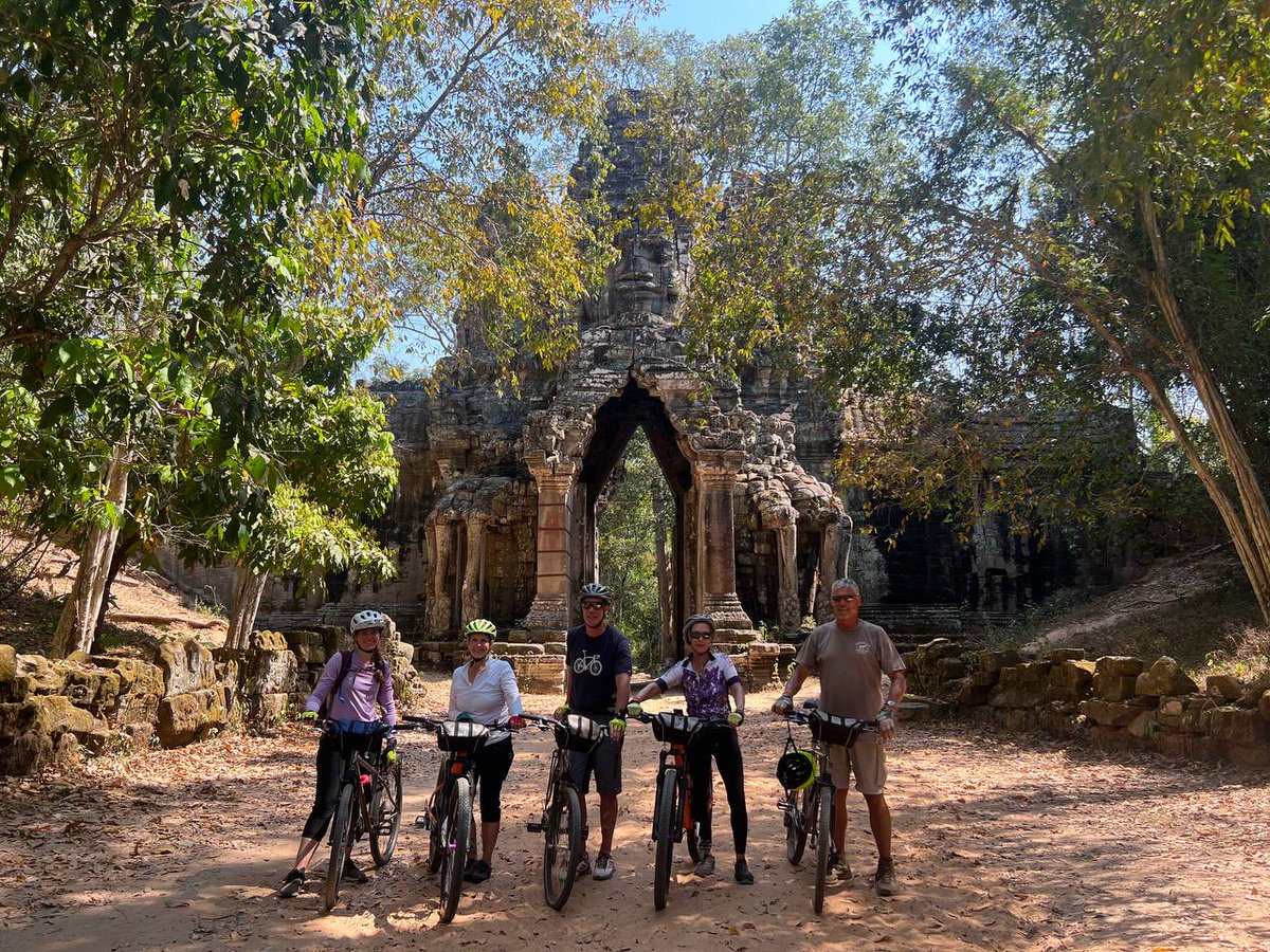 ChhetPoleak's tweet image. Pic: Dead Gate Of Angkor Thom 
Angkor Cycling Holiday Cycling Quiet Back Road In Jungle To Explore 
( Angkor Wat, Angkor Thom, Bayon &amp;amp; Ta Prohm Tomb Raider Temple) 
8h Easy Ride 35km  

Interesting WhatsApp: 093 437 455
#poleak #localguide #CyclingGuide #angkorguide #siemreap