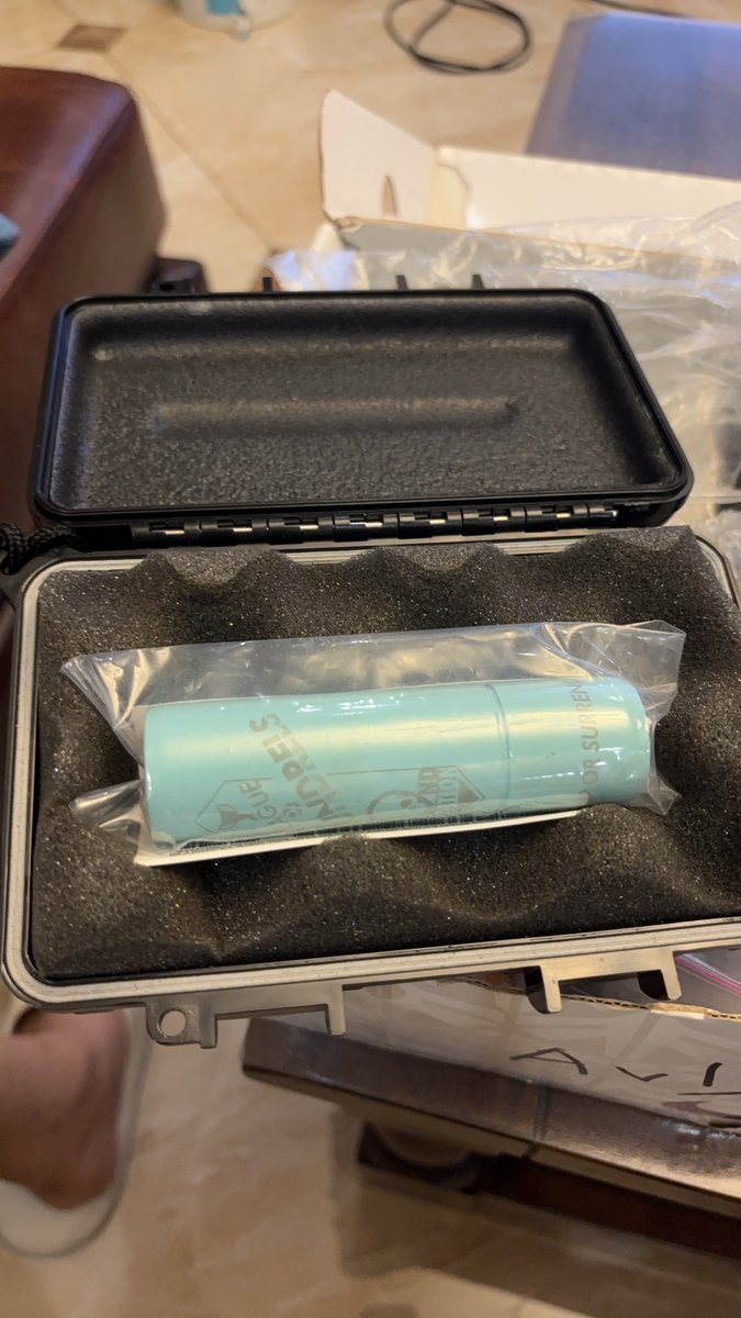 Hack__Japan's tweet photo. 海外で以前VAPESHOP経営者であり、ならびに海外でのイベントで毎回大変お世話になった友人からMODとかアトマを沢山譲り受けることになりそうです。
聞き間違いでなければどうするかは私次第で任せて頂けるみたいですが、海外の方なので言葉の行き違いのないようにだけしたいと思っています。
私としてはHACKを応援して下さる各位の皆様(フォロワーさんだったりサイトの購入者さんだったり)に還元というカタチでプレゼント企画でいければ最高かと思ってはいます。
販売となっても最新のものはないのでとてつもなく破格になるかと思います。
本人もお金が欲しいわけでは100%ないので。
本人日本に来るみたいなので9月中に手渡しで手元に届くかと。

写真はほんのごく一部です。
#VAPE  #vape放出