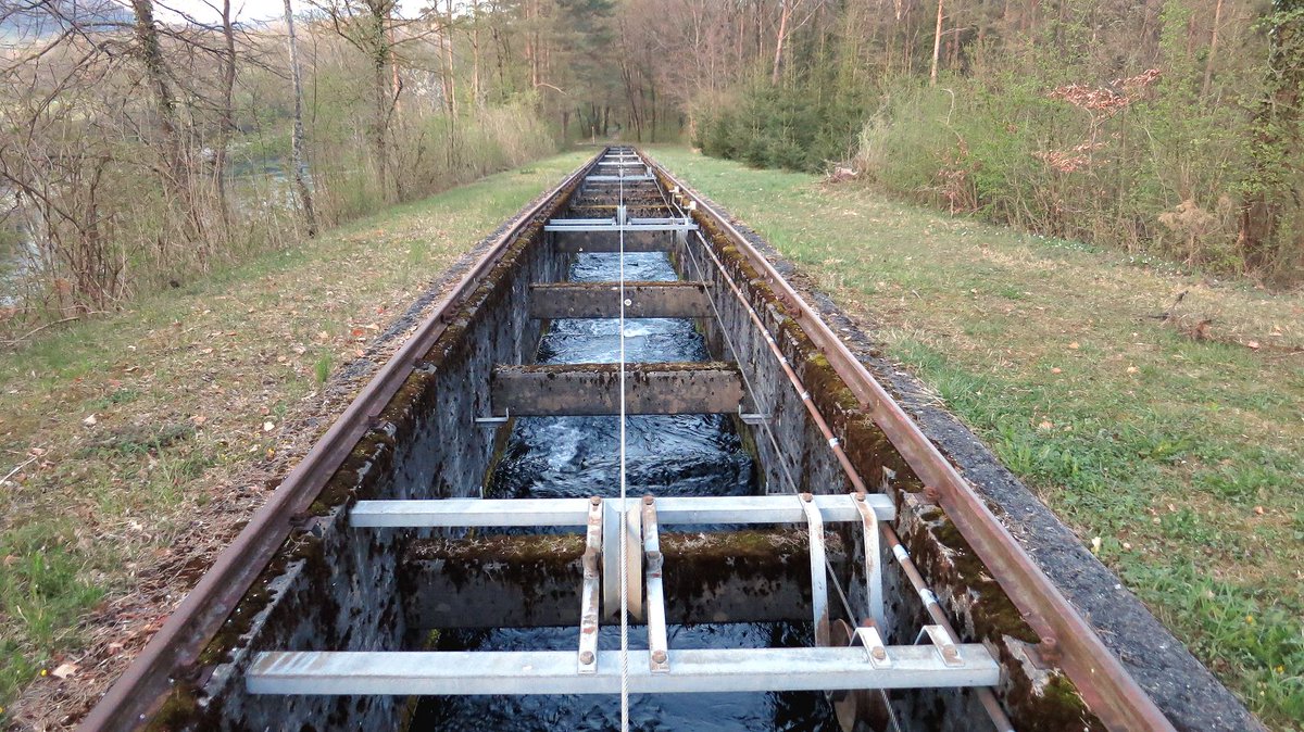 Auch von dieser Standseilbahn gibt es Videos auf dem Youtube Seilbahnen-Kanal von standseilbahnen.ch 
einfach suchen nach: boottransportanlage

oder direkt hier:
youtube.com/watch?v=TYDboF…

#standseilbahn #boottransportanlage #seilbahnen #videos #youtube