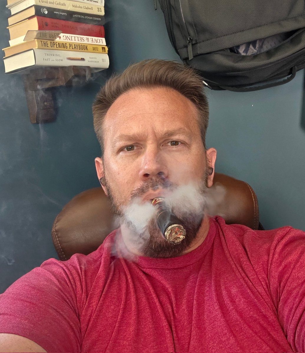 OskiRuff29468's tweet photo. Extending labor day...

#cigar #celebrate https://t.co/bCACGhcQYK