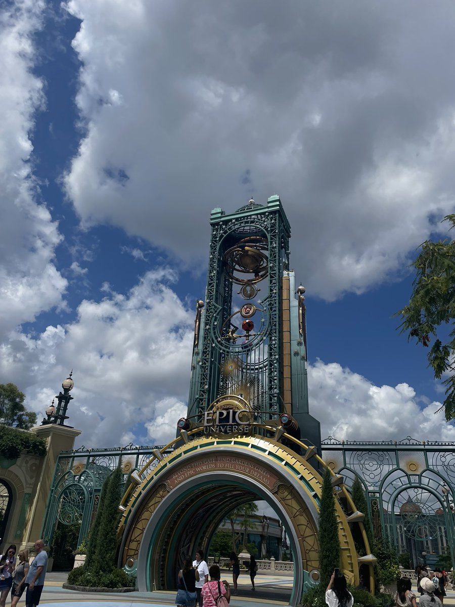 So… #Megaplex2025 was a lot of fun! Epic Universe was a lot fun too. I miss all my friends already and the amazing people i met during the con. Can’t wait for next year 💚