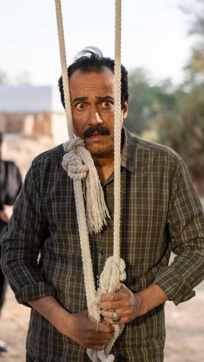 شخصية «عبيد» التي جسّدها الممثل تركي اليوسف في مسلسل «أمي» هي شخصية معقدة، تتميز بالاندفاع والعنف تجاه زوجته وابنته بالتبني، وهي نتاج لطفولة قاسية تركت آثارًا نفسية عميقة. عبيد ليس شريرًا تقليديًا، بل هو شخصية مضطربة نفسياً نتيجة عقد الطفولة وتأثير الظلم، ما جعله يجسد شخصية قاسية