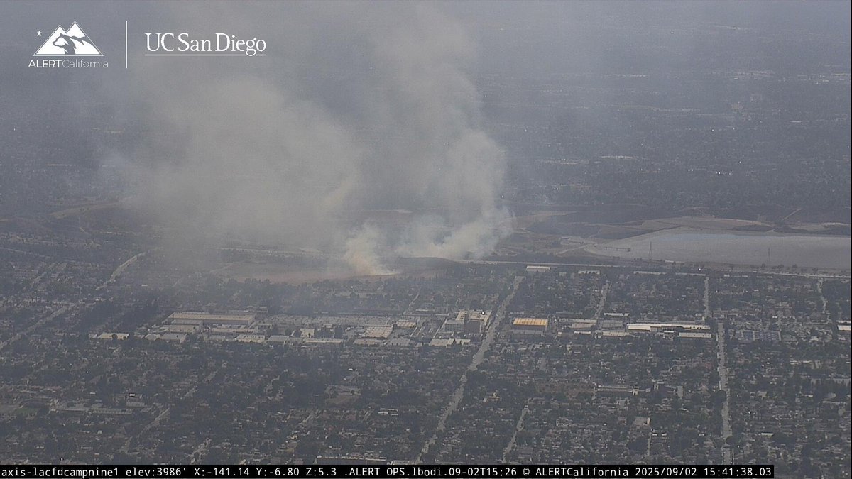 engineco16's tweet photo. New Vegetation Fire - Looks like 2 starts at Van Norman Reservoir, I-5 x/Roxford Ave. #Sylmar #LAFD https://t.co/6HC0RrbbCq