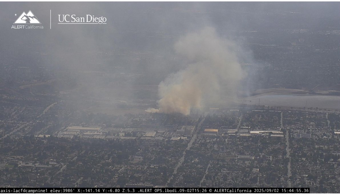 OC_Scanner's tweet photo. BREAKING π¨
#LosAngeles \ #California
A car accident/fire has expanded into the Brush near Granada Hills and 5/405 interchange, the #StoneFire is 1 acre and growing quickly. Multiple aircraft including the Super Scoopers have been deployed!!!! https://t.co/SQTXFIlBP3