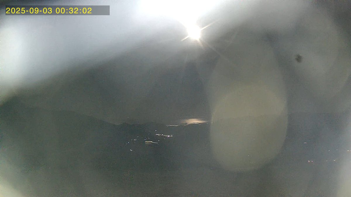 La luna reflejada en las aguas del Mar de Alborán desde los 1250 metros de altitud donde está enclavada la estación meteorológica de la Chaparra. Enlace a la estación en la red de la AMETSE, el fresquito se va notando durante estas últimas noches. 
redmeteo.ametse.es/estacion.php?e…