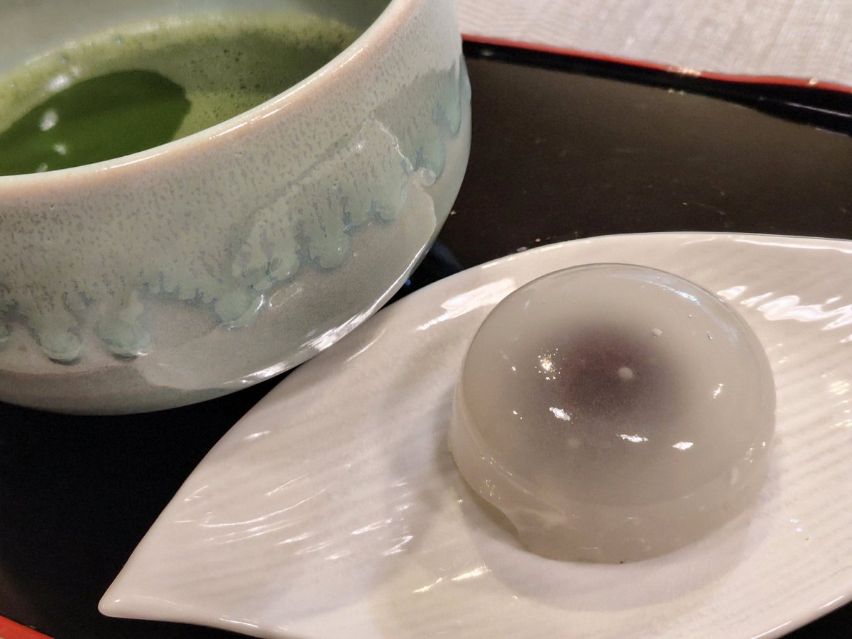 Lanikaiaumoe's tweet photo. ある日のおやつ

水まんじゅう

久しぶりに
水まんじゅうを作りしました

冷たく甘く喉越しが心地好い一品
まだまだ暑さが続く日々にお勧めの冷や菓子です

秋暦(あきごよみ)
露草淡し
尚暑し
冷や菓子甘(うま)し
喉越しやよし
#短歌
#tanka

#水まんじゅう
#和菓子
#手作り和菓子

作り方は↓に続く https://t.co/EQJTvlSoRD