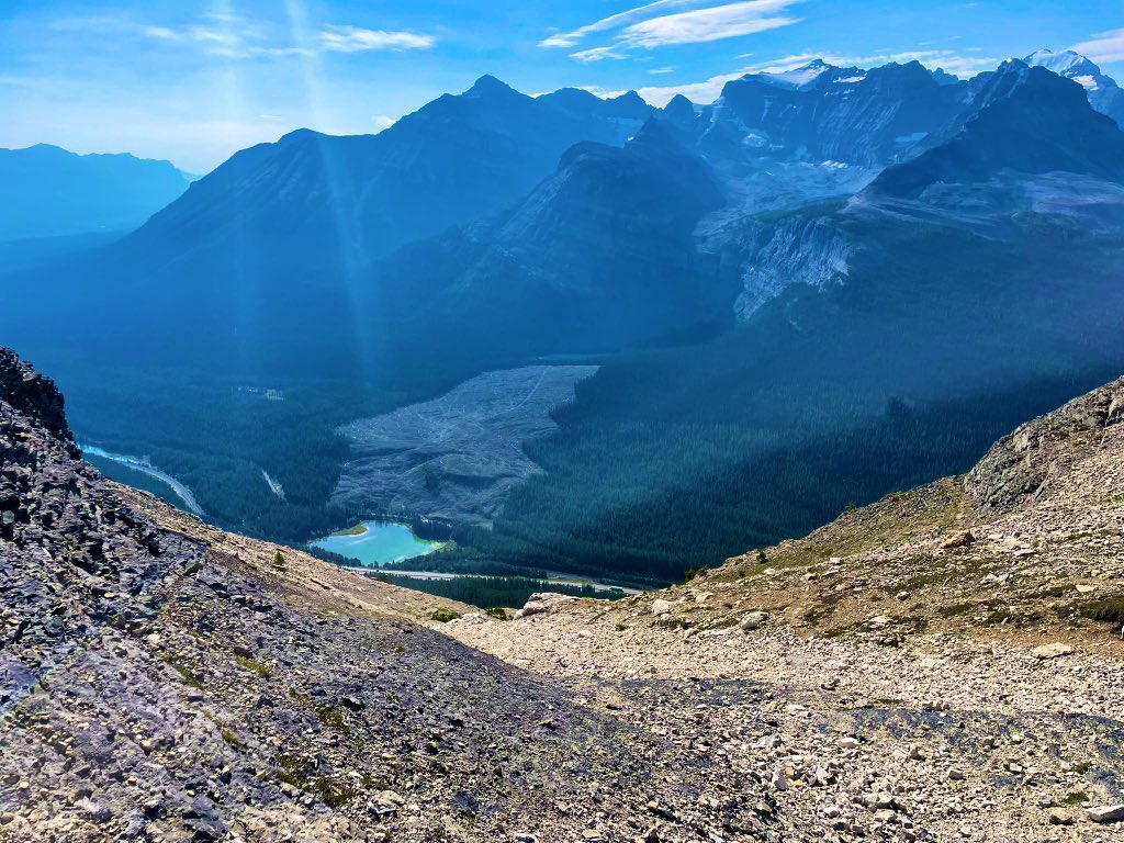 Simon_JonesYYC's tweet photo. 1/Viewed by many to be a classic Kane difficult scramble, Mount Bosworth has some interesting features which set it apart from many other mountains - including starting the ascent in AB and crossing into BC near the summit. The trailhead lies near Lake O’Hara access road in BNP. https://t.co/kXTZ43s5jM
