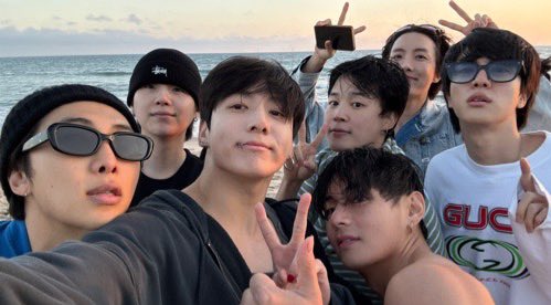 [ SOU FÃ DOS MAIORES! ]

— O BTS é o grupo de K-pop masculino com mais entradas na Billboard Hot 100!

• #BTS 27 músicas
• — 4 músicas 
• — 2 músicas 

CONGRATULATIONS BTS
BTS PAVED THE WAY
BTS HISTORY MAKERS
#BTS #방탄소년단 <a href="/BTS_twt/">방탄소년단</a>