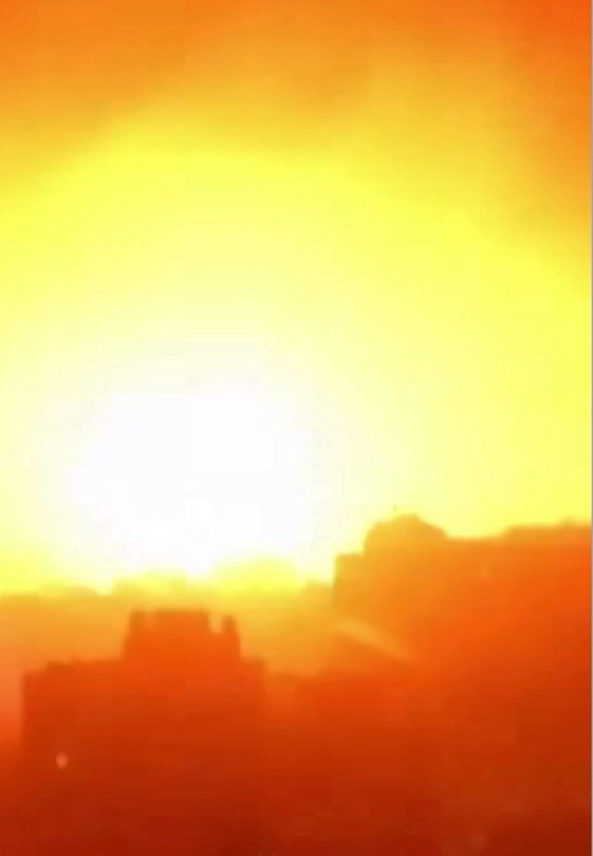 ma95550's tweet photo. يابشر يامسلمين
الناس جنبنا بتُـ،، ـاد.. قنـ،، ـابل حـ،، ـارقة في كل شبر في غـ𓂆ـزة https://t.co/01W3AEb15k