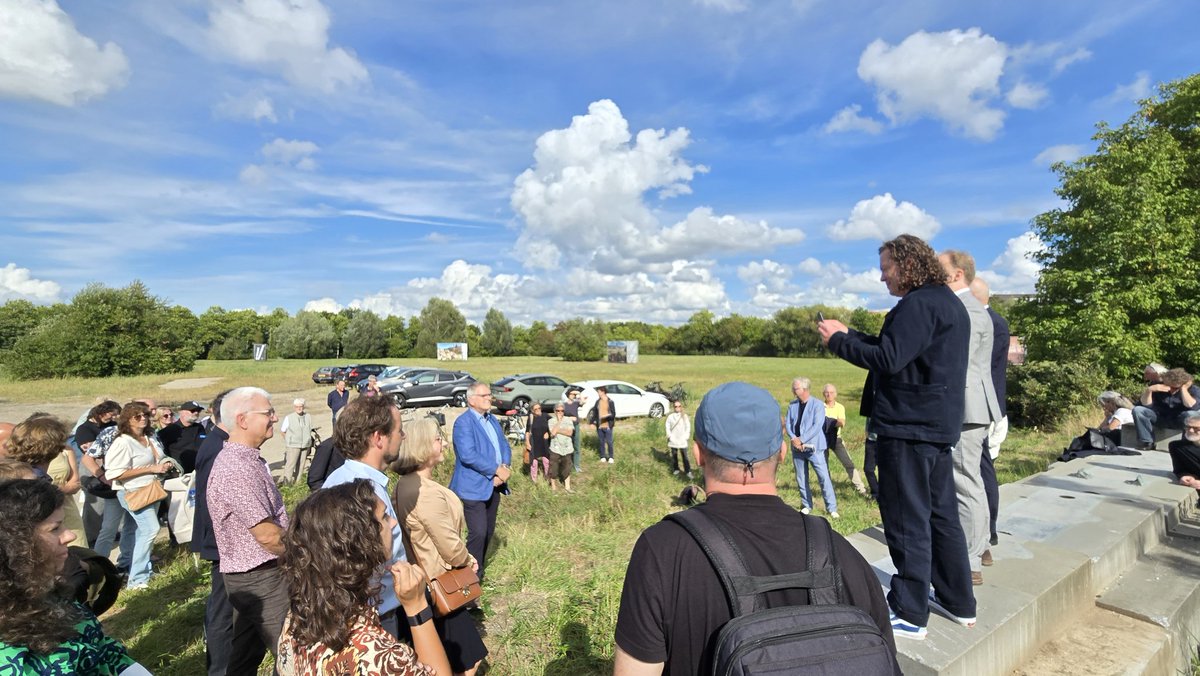 bosnolog's tweet image. 6. dan: kruna je bila u promociji Anti-City Guidea, izložbi Delirious Destruction, autora M. Pikulića i M. Hermansa, na mjestu bivšeg rudnika ON1 u Heerlenu, koju je otvorio ambasador 🇧🇦 u 🇳🇱 Almir Šahović, te projekciji "Neba iznad Zenice" (HBO) u Royal Theateru. 🔻