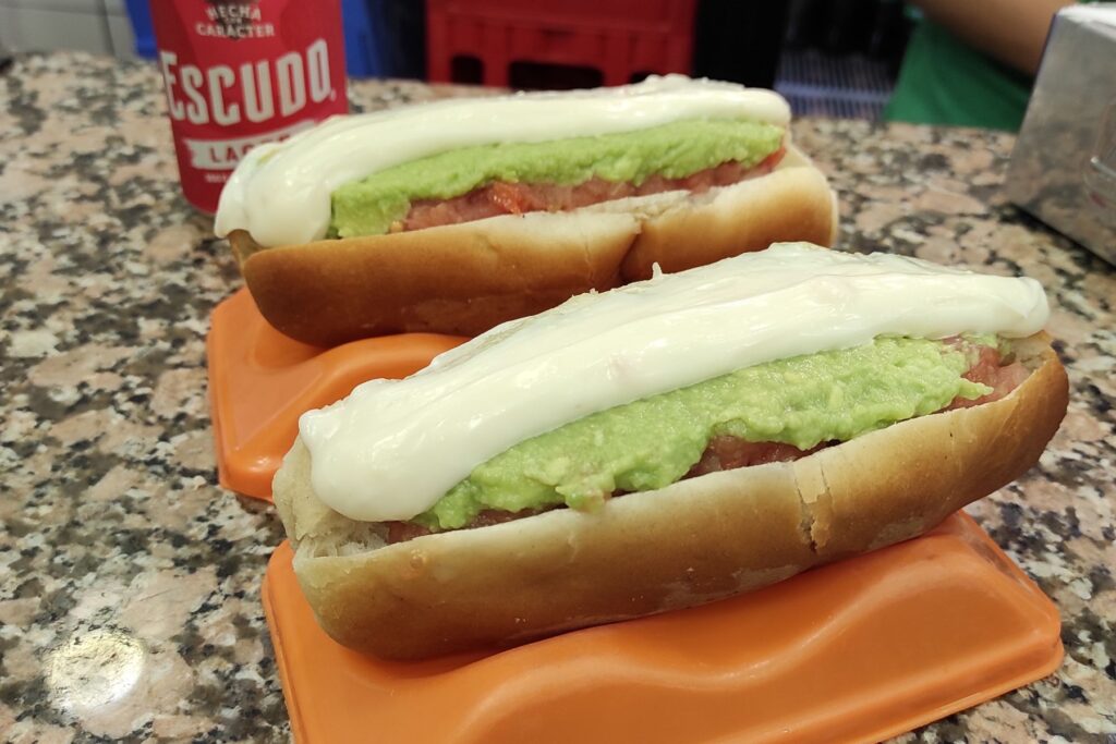 Acabo de ver a una influencer mostrar su almuerzo de hoy, jamás he probado esa combinación de pan con vienesa palta tomate y mayo, encontré se veía riquísimo! Mañana me lo quiero preparar, ustedes han probado?