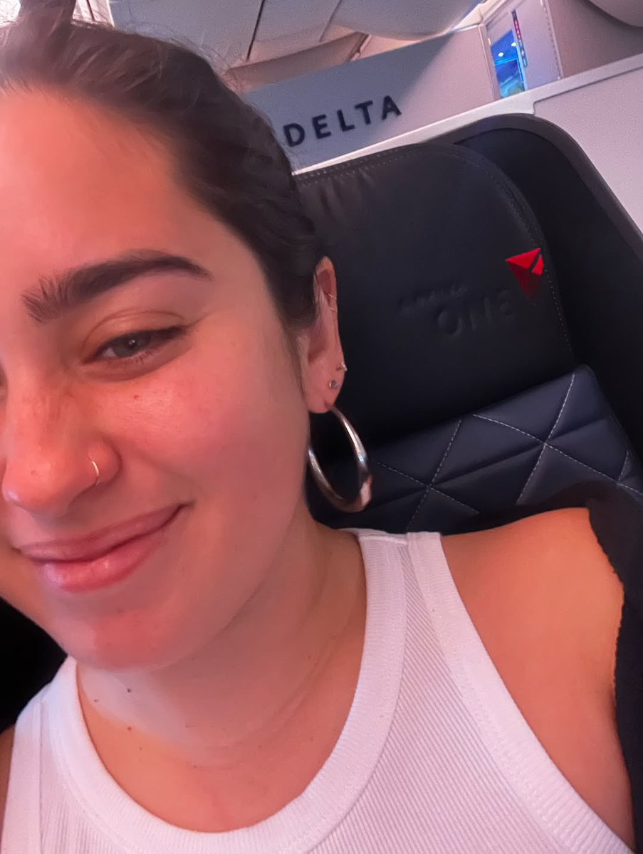 EU NÃO AGUENTO ELA COM ESSA CARINHA LINDA MEU DEUS O SORRISINHO OS OLHOS VERDES O PIERCING NO NARIZ AI LAUREN EU TE AMO