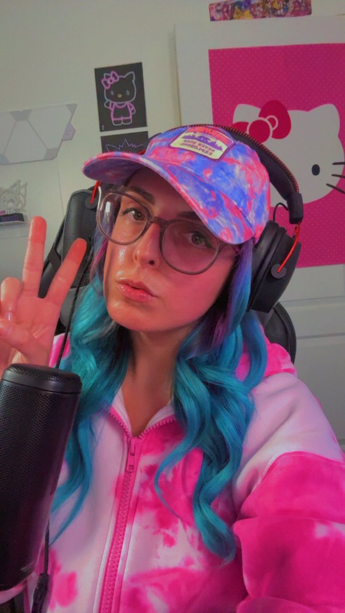 We are LIVE ! Come say hi 🩷🩷🩷