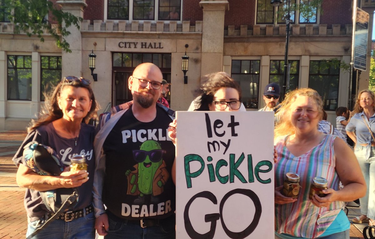 harvey_juliet's tweet image. Rumor has it Manch Aldermen may reconsider draconian pickle patrol measures tonight. For the sake of local food, I hope so. Live free and gift food. #localfood #nhpolitics