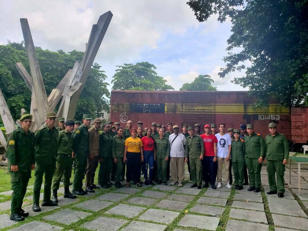 Minfar_Cuba (@minfarc) on Twitter photo 🇨🇺 Jovenes combatientes de las FAR reeditan simbólicamente  la hazaña de la Columna No. 8.
Llegaron hasta el Museo del Tren Blindado. 
"No vinimos solo a recordar, vinimos a jurar: la generación actual está aquí, fiel a su historia, honrando a sus héroes y proyectando el futuro. 🇨🇺 Jovenes combatientes de las FAR reeditan simbólicamente  la hazaña de la Columna No. 8.
Llegaron hasta el Museo del Tren Blindado. 
"No vinimos solo a recordar, vinimos a jurar: la generación actual está aquí, fiel a su historia, honrando a sus héroes y proyectando el futuro.