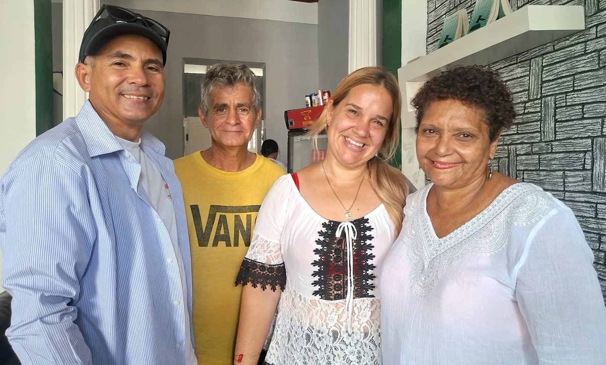 CPLL Camagüey (@librocamaguey) on Twitter photo 🌅☕️ Nuestro décimo café encontró aroma perfecto en la poesía. Martha Núñez Prieto fue la invitada de honor en este espacio que conduce la escritora Yadira Troche Nerey.
#LeerEsCrecer 🌅☕️ Nuestro décimo café encontró aroma perfecto en la poesía. Martha Núñez Prieto fue la invitada de honor en este espacio que conduce la escritora Yadira Troche Nerey.
#LeerEsCrecer