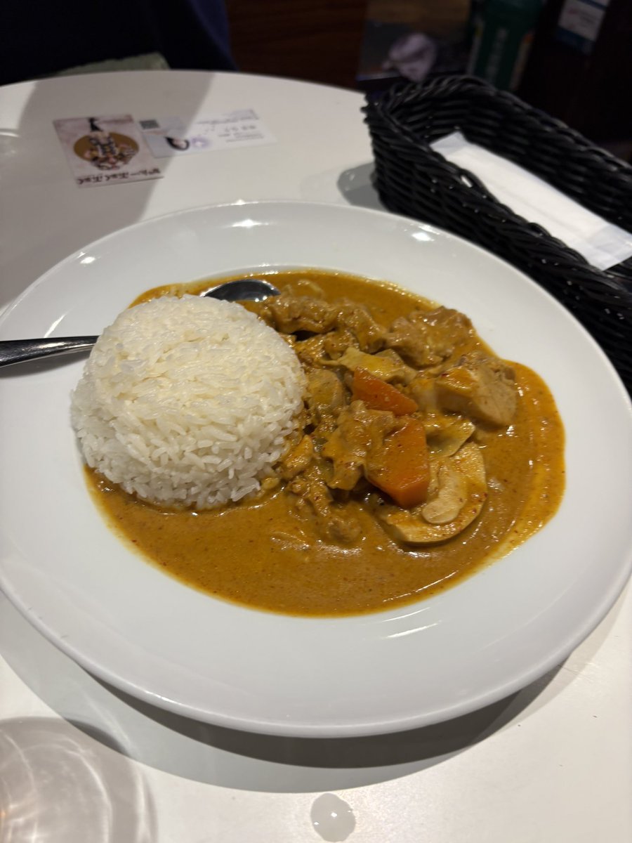 currypuakupuaku's tweet image. タイ料理トランザムの、甘みと旨みたっぷりで鶏肉ゴロゴロのマッサマンとグリーンカレー。一緒にいたなりちゃん曰く「人生で食べたカレーで一番美味しいカレー」ですって💕素敵な告白聞いちゃいました😆
#TRANSAM